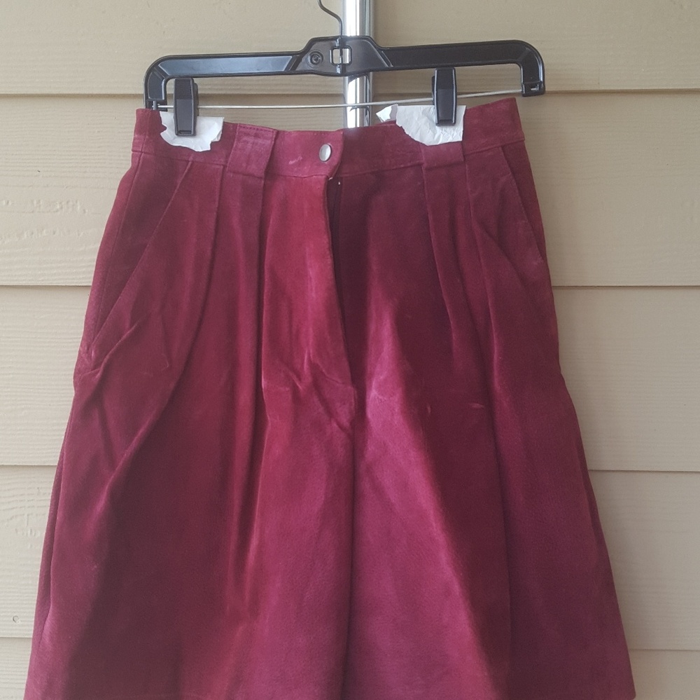 Suede maroon walking short